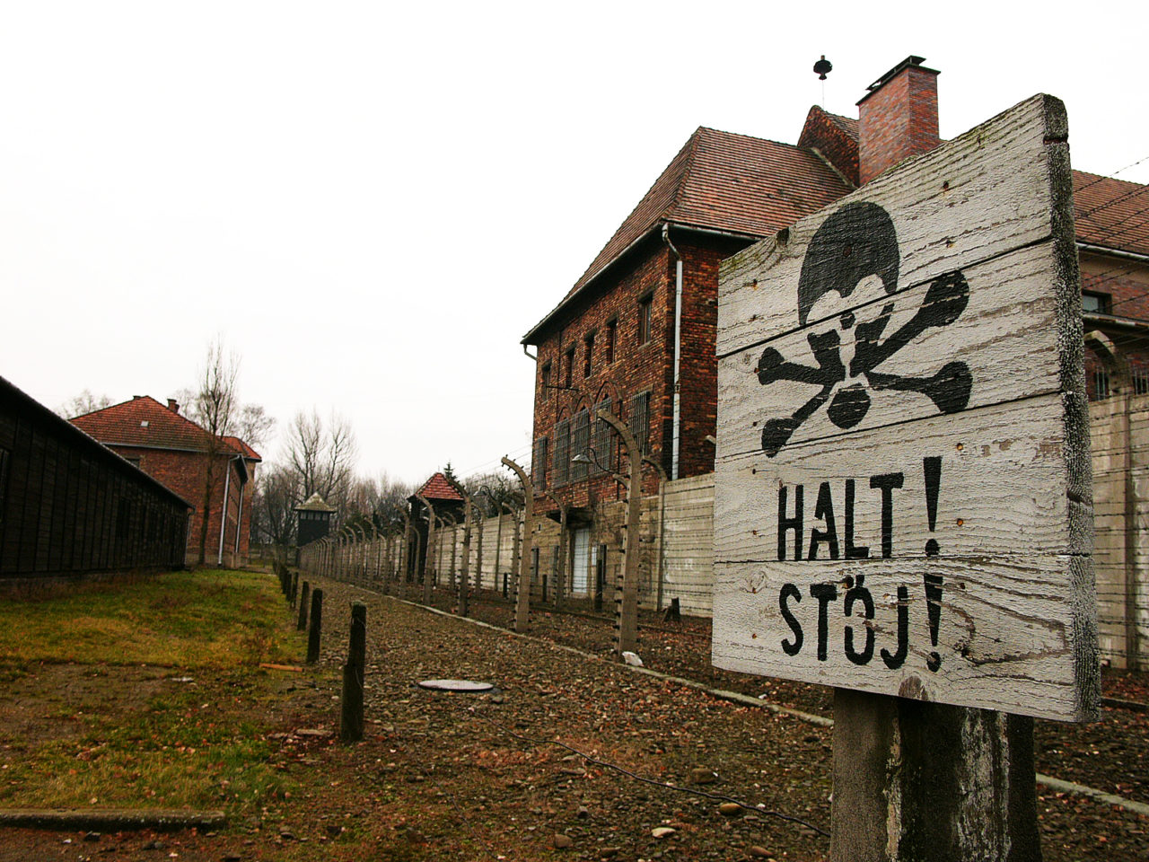 Auschwitz I warning sign © Bill Hunt