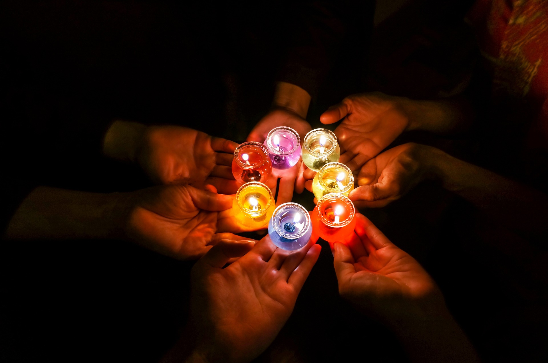 Helping Hands: Holocuast Memorial Day Stories and Activity