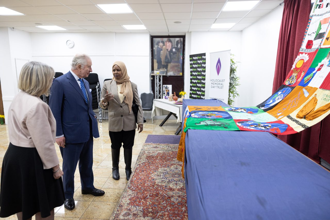 Laura Marks, HM The King and Amouna Adam view the toub © Sam Churchill